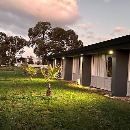 Happy Wanderer Motel Lake Boga On The Lake With Lake Views Exterior foto